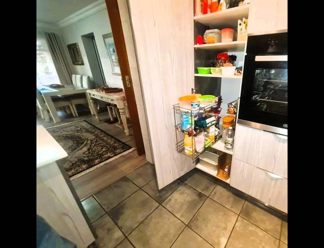 3 BEDROOM TOWNHOUSE FOR SALE IN DIE HOEWES